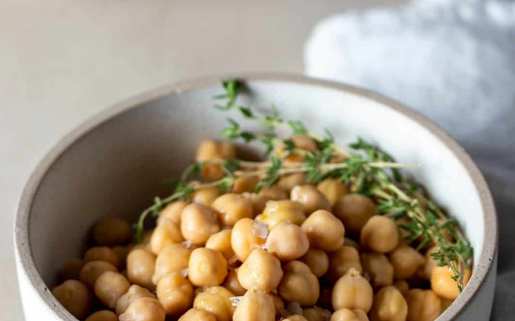 Comparing Chickpeas vs Garbanzo Beans What's the Difference? Oh